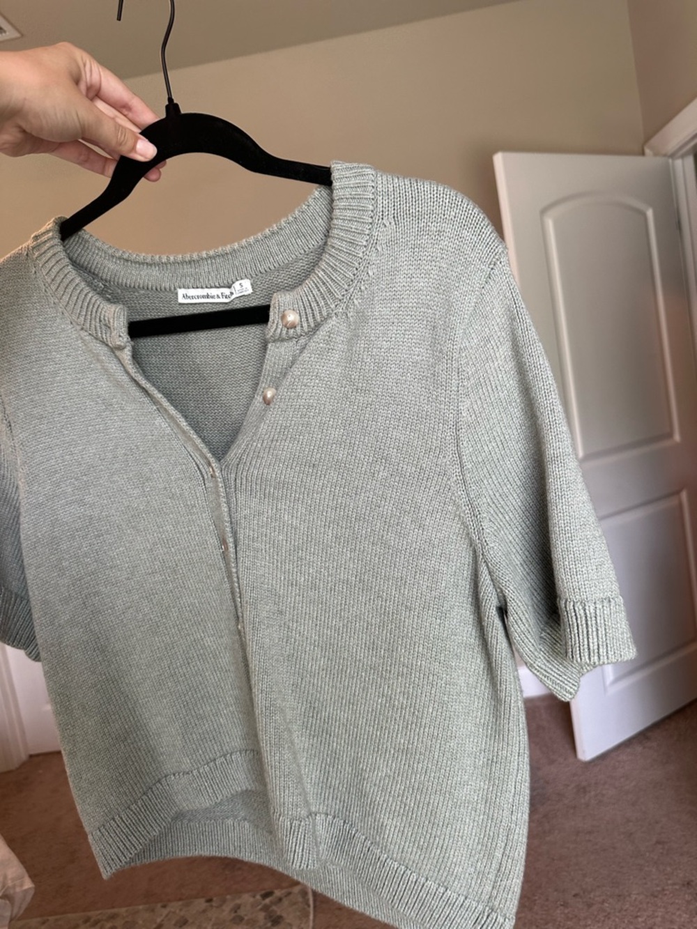 Abercrombie short sleeve crew cardigan in frosty Olive - Picture 3 of 5